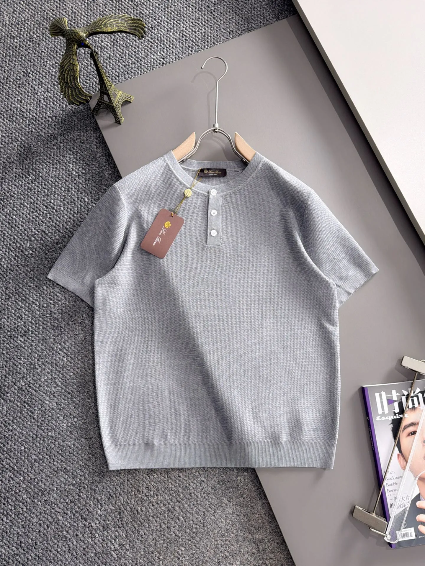 LP high quality Loro Piana 26ss New Arrival men's short-sleeved knitted T-shirt. Made of combed cotton yarn knitted cotton fabric, no pressure when entering and exiting the counter. Exclusive control of raw materials. It feels substantial when weighed, and the upper body is more textured than ordinary T-shirts. This texture can handle the weather easily and is suitable for both hot and cold! Loose fit design, looks noble. The only correct version is available Size: M to 4XL